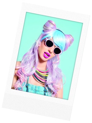 Instax Mini Hello Kitty Sofortbild Frau mit lila Haaren