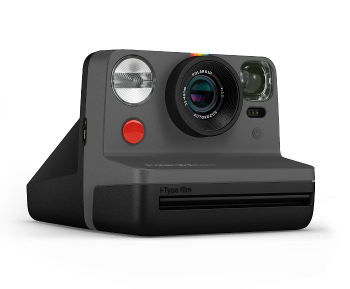 Polaroid Now in schwarz Schrägansicht